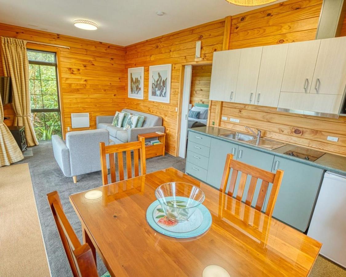 Paparoa Beach Hideaway With Hot Tub Barrytown Eksteriør billede