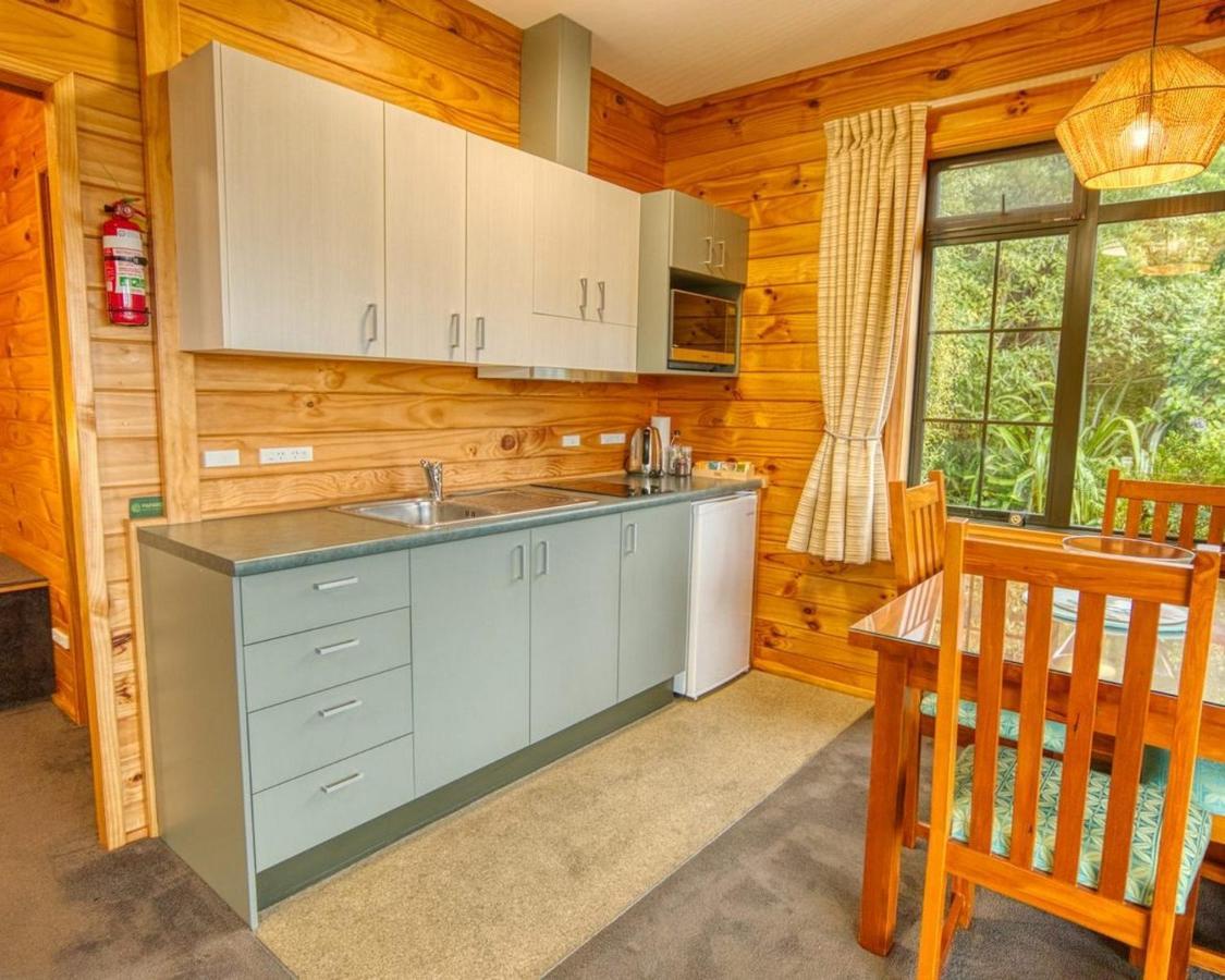 Paparoa Beach Hideaway With Hot Tub Barrytown Eksteriør billede