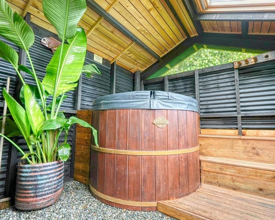 Paparoa Beach Hideaway With Hot Tub Barrytown Eksteriør billede